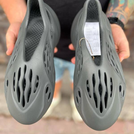 Buty Yeezy Foam Runner (ID4811) CARBON/CARBON